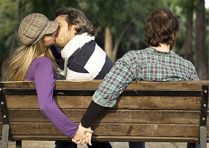 Geheimes Treffen im Dunkeln – Symbol für Untreue